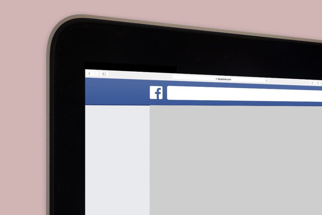 Bir masaüstü bilgisayar ekranında Facebook ana sayfasının yakın çekimi. Görselde, Facebook logosu, arama çubuğu, haber akışı ve ana menü gibi ana sayfanın çeşitli öğeleri görülüyor.