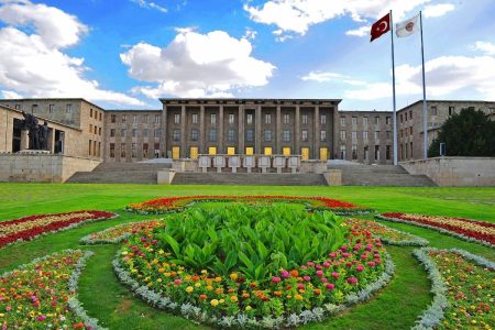Türkiye Büyük Millet Meclisi'nin önündeki lale bahçesini gösteren bir fotoğraf.