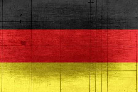 Alman bayrağı, ahşap bir zemin üzerine boyanmış. Bayrak üç yatay şeritten oluşur: üstte siyah, ortada kırmızı ve altta sarı. Bayrağın oranları 3:2'dir.