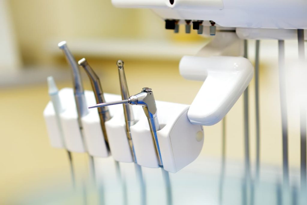 Diş Hekimliği Muayenehanesinde Farklı Diş Aletleri ve Araçları